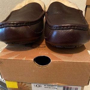 New UGG Men Ascot Moccasin Slippers. CTEA color. Size 8 men.